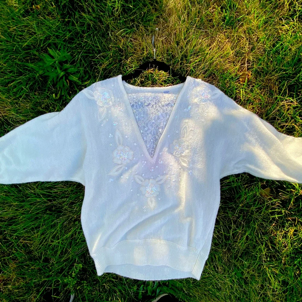 VINTAGE MID CENTURY WHITE FLORAL SEQUINS V NECK BATWING SLEEVE SWEATER-CLASSIC S